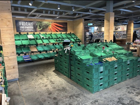 Le magasin de la Coop était encore bien vide mercredi matin à Saas Fee.