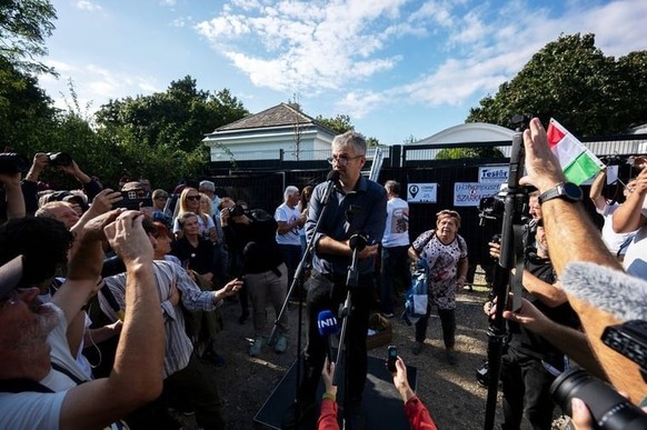 Akos Hadhazy organise régulièrement des excursions citoyennes au Hatvanpuszta. Ici en septembre 2025.