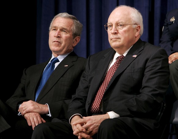 epa12502142 (FILE) - U.S. President George W. Bush (L) and Vice President Dick Cheney attend a ceremonial swearing for new Secretary of Defense Robert Gates at the Pentagon in Arlington, Virginia Mond ...