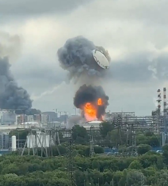 Les images d'une explosion dans une raffinerie à Moscou, après une attaque de drones ukrainiens, le 18 juin 2026.