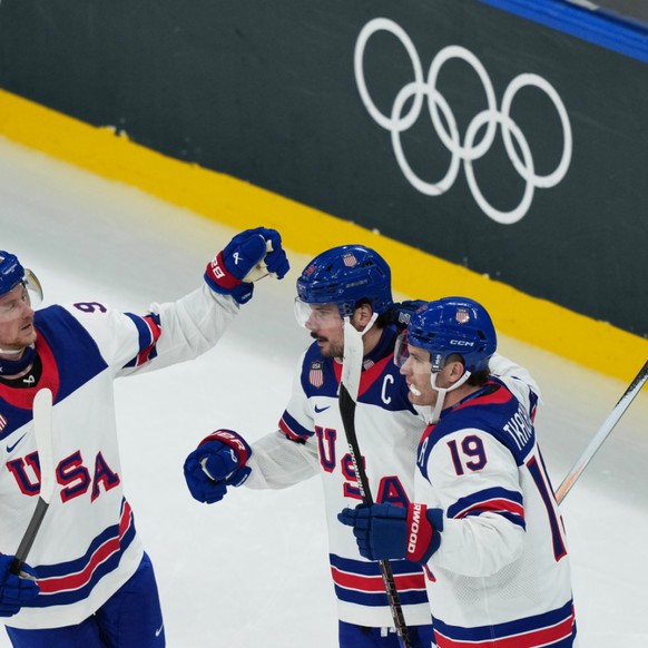 Auston Matthews (au centre) et les Américains ont bien lancé leur tournoi olympique en battant la Lettonie 5-1.