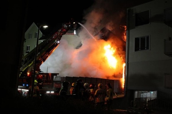 Un violent incendie a ravagé un immeuble locatif dans la nuit de lundi à mardi à Saint-Gall. Neuf personnes ont été blessées, dont deux grièvement, a indiqué mardi la police cantonale saint-galloise.