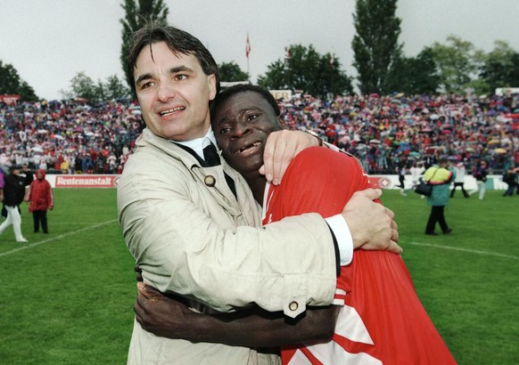 Ahmed Ouattara, rechts, und der Praesident des FC Sion, Christian Constantin, umarmen sich am Pfingstmontag, 5. Juni 1995 nach dem Sieg des FC Sion beim Schweizer Fussball Cupfinal gegen GC im Stadion ...