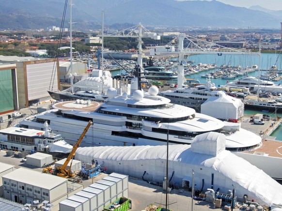 Le yacht russe Scheherazade est amarré dans le port de Marina de Carrare, sur la côte de la Versila dans le centre de l'Italie, le 23 mars 2022.