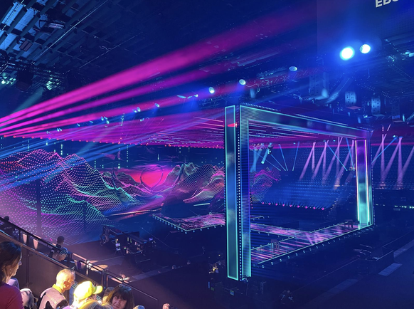 scène de l&#039;Eurovision quelques minutes avant les répétitions générales de la première demi-finale à Bâle 2025