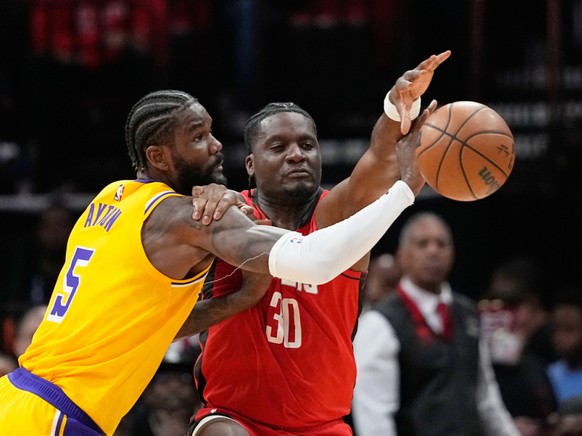 Clint Capela (à droite) a livré une solide prestation face aux Lakers.