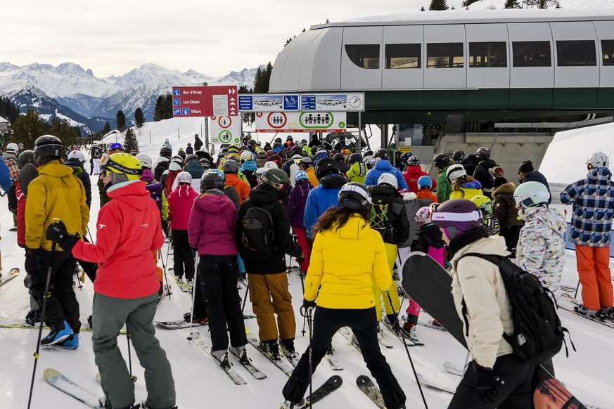 Des skieurs attendent le télésiège du Grand Chamossaire sur les pistes de ski lors d&#039;une journées d&#039;hiver ce dimanche 31 décembre 2017 a Villars dans les alpes vaudoises. La station de Villa ...