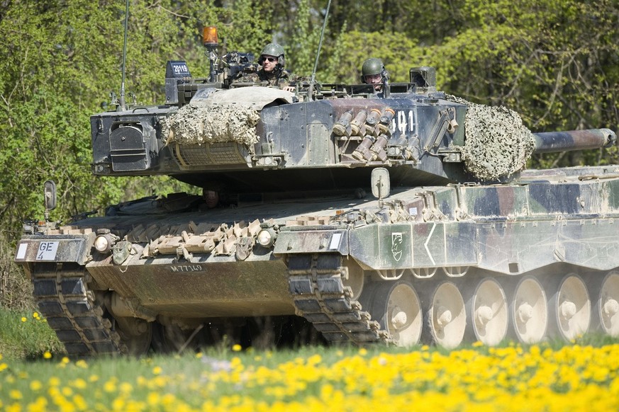 Un char blinde, vehicule de Leopard 2, de l&#039;armee suisse effectue un exercice lors du cour de repetition du bat gren chars 18 de la brigade blindee 1, brbl1, ce mardi 27 avril sur la place d&#039 ...