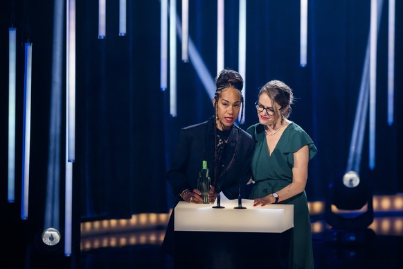 Les realisatrices Rachel M&#039;Bon et Juliana Fanjul, remportent le Prix du meilleur court metrage pour le film &quot;Je suis noires&quot; lors de la remise du Prix du cinema suisse (Schweizer Filmpr ...