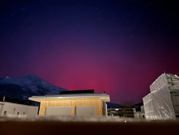 Le ciel se pare de teintes rougeâtres...