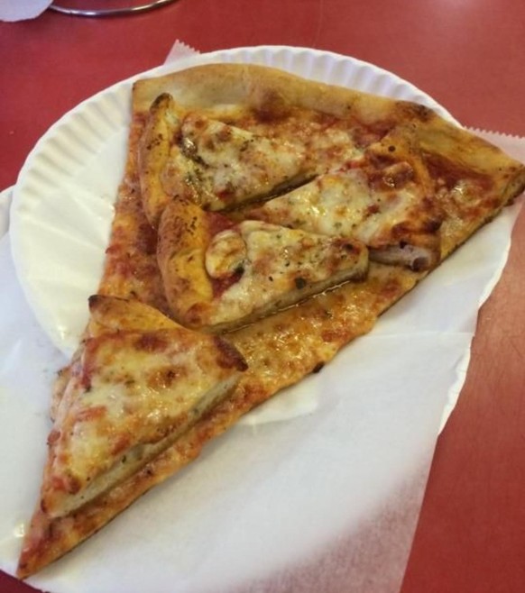 Pizza Verbrechen: Pizza mit Pizza obendrauf