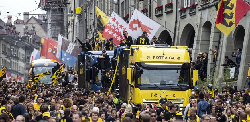 Fussballmeister YB feiern mit ihren Fans anlaesslich des Meisterumzuges, am Sonntag, 26. Mai 2019, in Bern. (KEYSTONE/Peter Schneider)