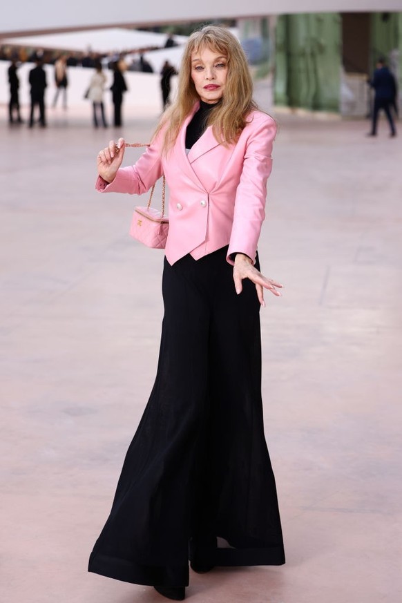 Arielle Dombasle au défilé Chanel Haute Couture Spring-Summer 2025