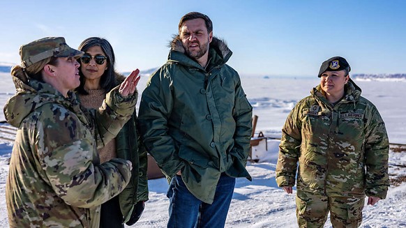 Lors d&#039;une visite sur la base militaire am