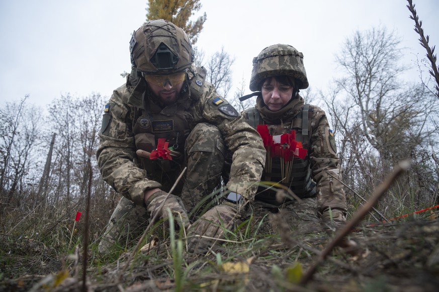 epa11715750 Ukrainian soldiers attend a training to become sappers - also known as combat engineers - at the Ukrainian Ministry of Defence training center in the Chernihiv region, Ukraine, 01 November ...