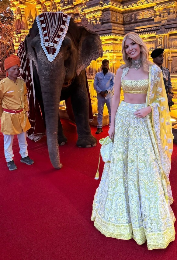Ivanka Trump et l'un des 200 éléphants qui ont pris part au mariage.