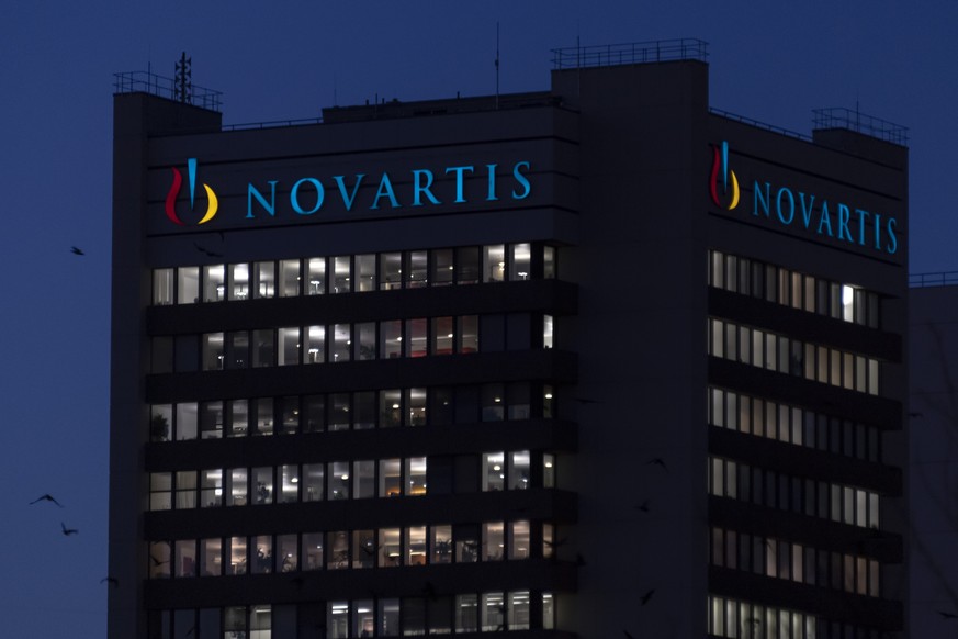 ARCHIVBILD ZUR MELDUNG, DASS NOVARTIS SANDOZ AUSGLIEDERT --- Gebaeude auf dem Novartis Campus im Abendlicht in Basel, am Donnerstag, 16. Januar 2020. (KEYSTONE/Georgios Kefalas)