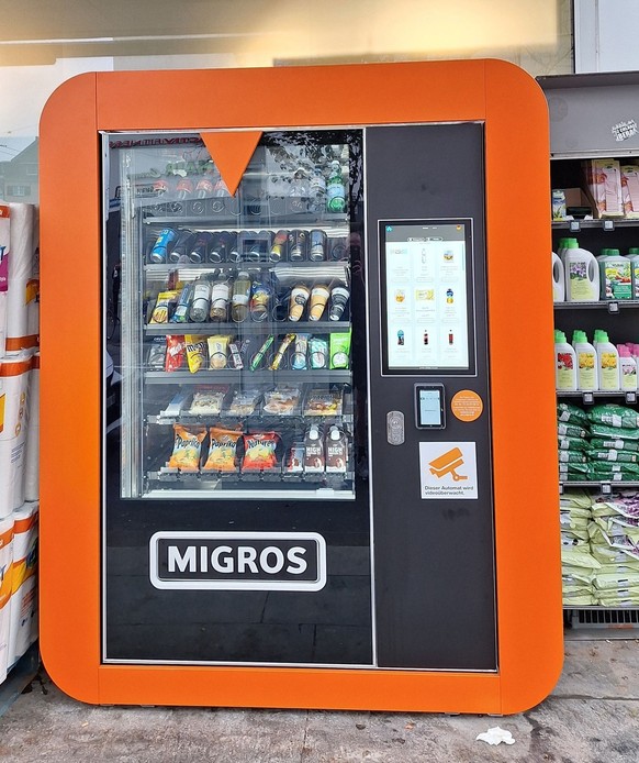 Un nouveau distributeur automatique Migros à Zurich-Wipkingen.