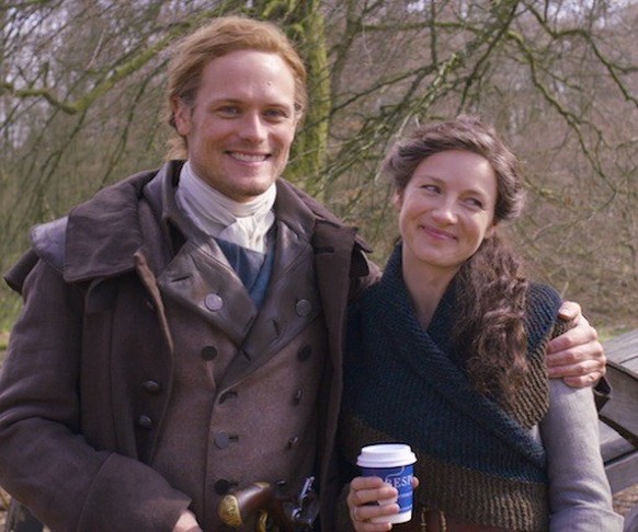 Sam Heughan und Caitríona Balfe trinken Kaffee während einer Pause bei «Outlander».