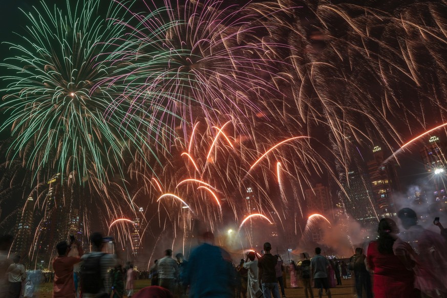 epa12468232 Fireworks illuminate the night sky on the occasion of the Diwali festival in Mumbai, India, 20 October 2025. Diwali, the Hindu festival of lights, symbolizes the victory of good over evil  ...