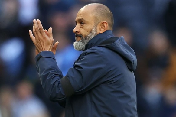 Nuno Espirito Santo en pardessus à capuche. Bientôt le sweat?