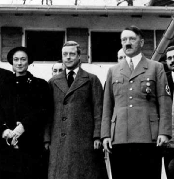 Citons par exemple que le duc et la duchesse de Windsor n'avaient pas été invités au couronnement de George VI, en 1937, pour leurs liens ténus avec Adolf Hitler. Ambiance.