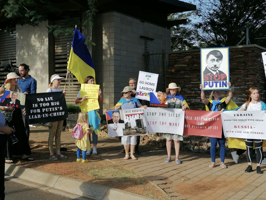 Protestations contre la visite du ministre des Affaires étrangères russes à Pretoria en Afrique du Sud