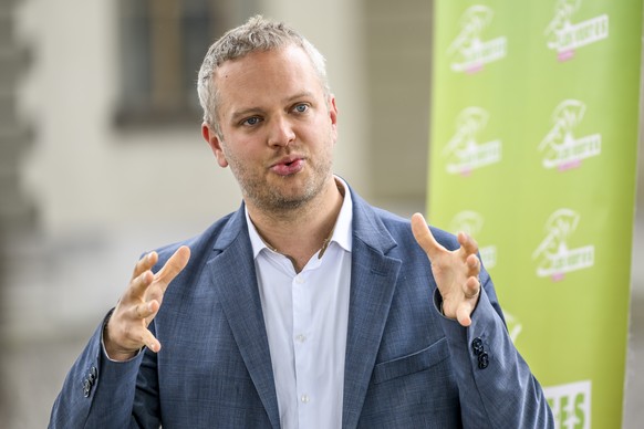 Raphael Mahaim, conseiller national verts vaudois, parle lors d&#039;une conference de presse des Verts vaudois sur le lancement de la campagne sur la votation du 18 juin concernant l&#039;initiative  ...