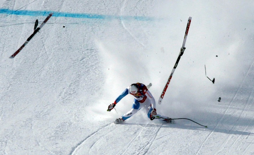 Daniel Albrecht est tombé sur le dos en réception du saut final de la Streif. On le voit ici projeté après un premier rebond.