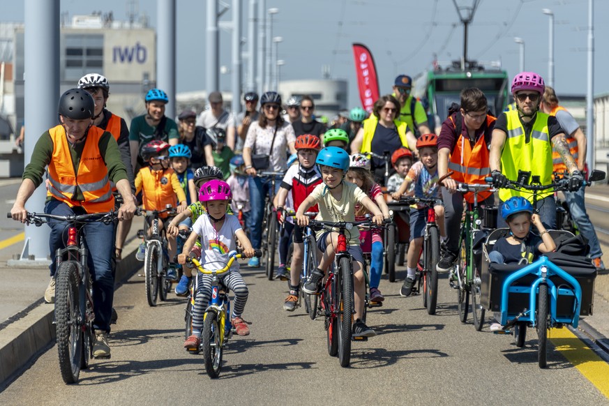 TeilnehmerInnen an einer Protestaktion des Aktionsbuendnisses Kidical Mass, fuer besser ausgebaute und sichere Velowege in der Schweiz, fahren auf Fahrraedern durch die Stadt in Basel, am Samstag, 14. ...