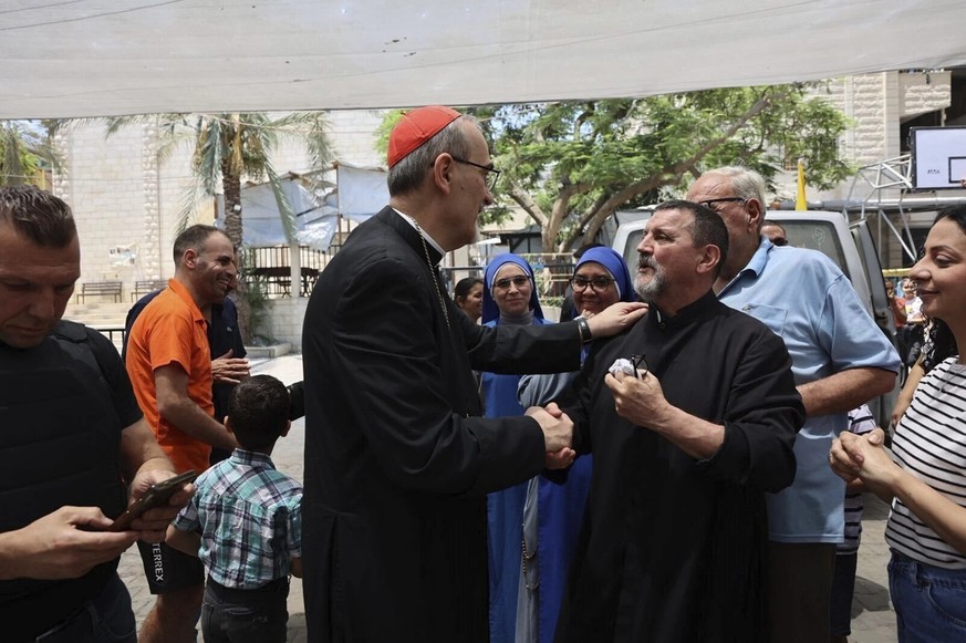 Le cardinal Pierbattista Pizzaballa (au centre) lors de sa visite à Gaza après le bombardement israélien de la seule église catholique du territoire côtier.
