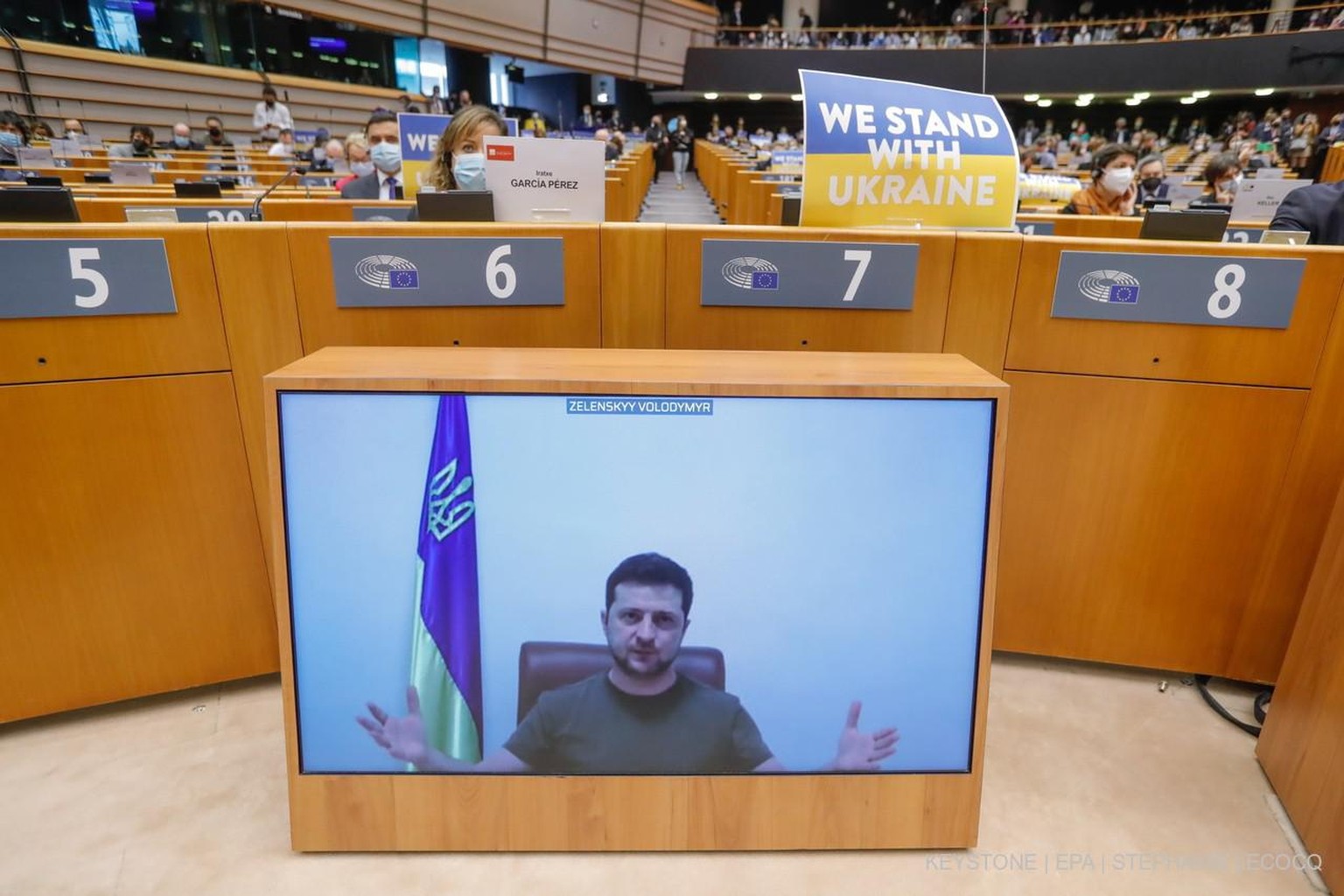 Le président ukrainien Volodymyr Zelensky s'adresse aux membres du Parlement européen par vidéoconférence le 1<sup>er </sup>mars 2022.