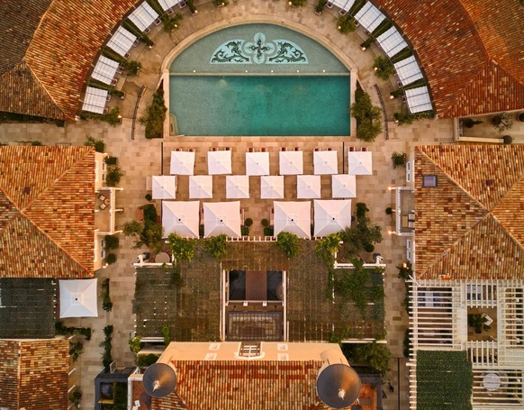 Construit au XIXe siècle, ce somptueux château fut à l'origine un cadeau de mariage.