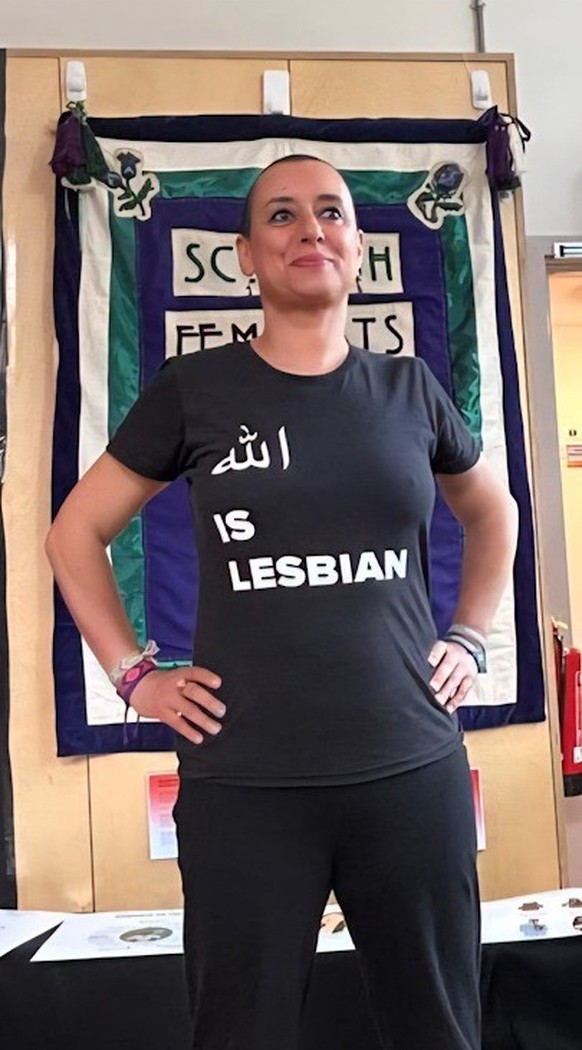 La militante féministe marocaine Ibtissame Lachgar risque 5 ans de prison pour «atteinte à la religion islamique», après qu&#039;elle a apparu portant une t-shirt avec l&#039;inscription «Allah is les ...