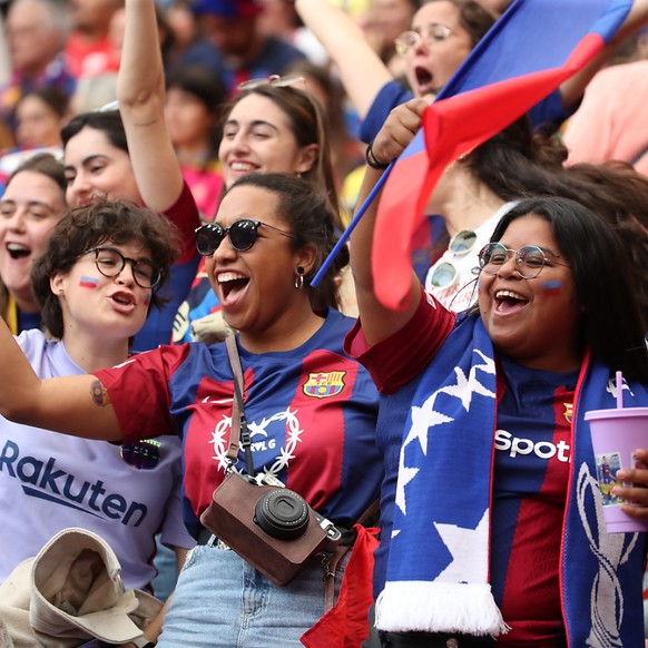 La joie des supporters du Barça, qui a gagné sa 3e C1 chez les dames