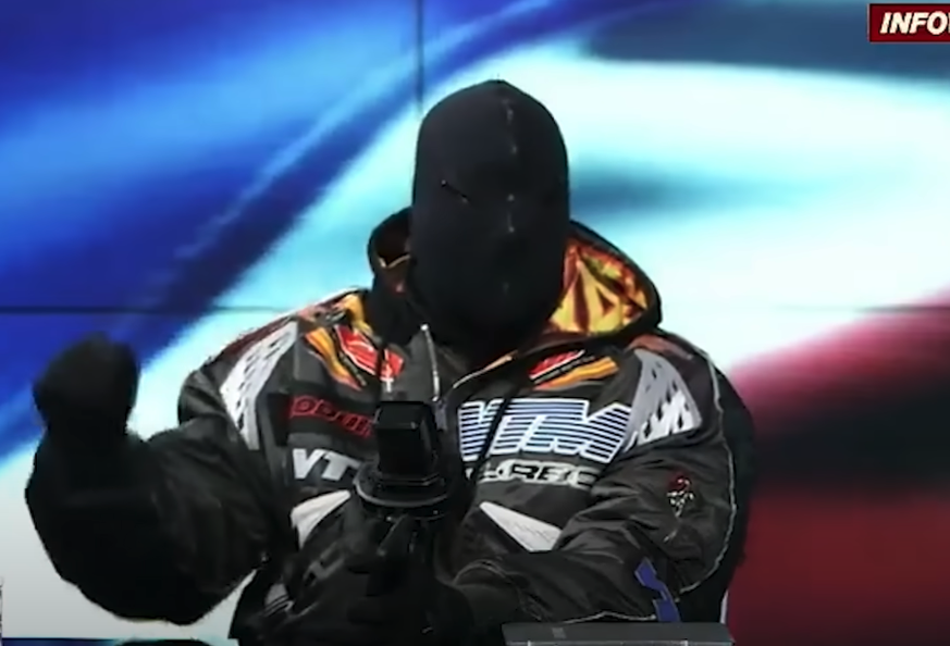 Portant une cagoule noire recouvrant la totalité de son visage, Kanye West s'est lancé dans une tirade sur le péché, la pornographie et le diable.