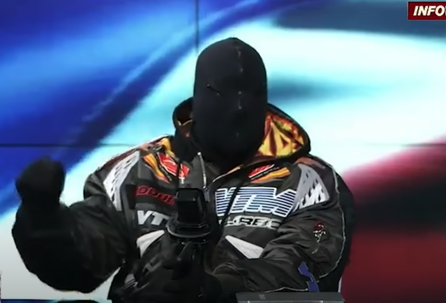 Portant une cagoule noire recouvrant la totalité de son visage, Kanye West s&#039;est lancé dans une tirade sur le péché, la pornographie et le diable.