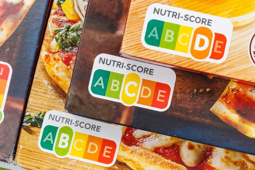 Le Nutri-Score attribue une note de A à E aux produits. Si les valeurs nutritives d'un aliment sont particulièrement bonnes, il obtient un A vert. Les produits ayant les valeurs nutritives les plus ma ...