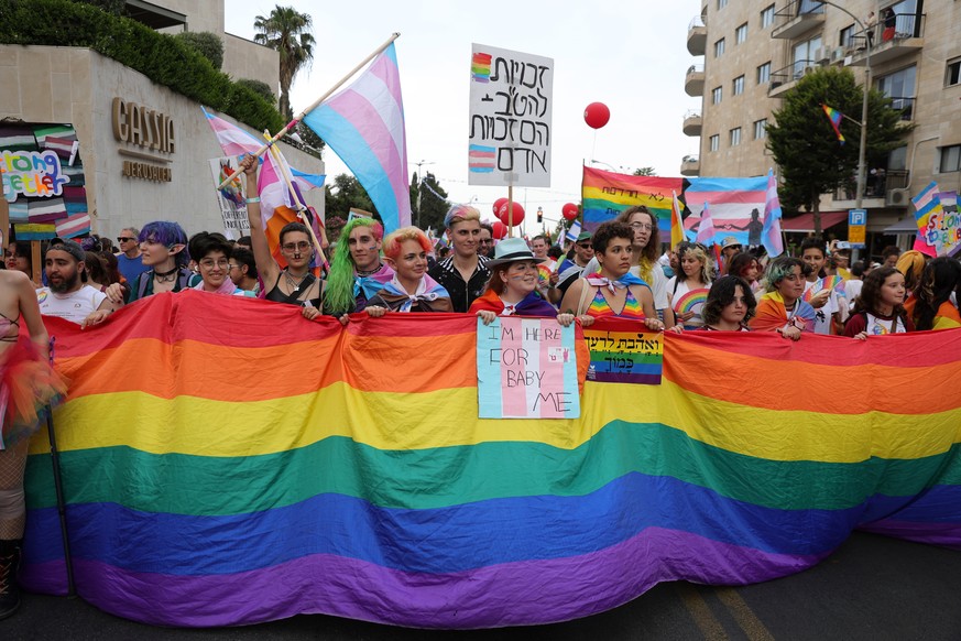 Des participants défilent lors de la parade annuelle de la Gay Pride à Jérusalem, jeudi.