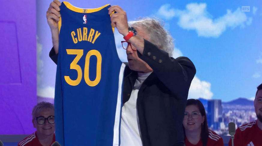 Yves Débonnaire a reçu le maillot du basketteur Stephen Curry (Golden State Warriors, en NBA) de la part des journalistes de la RTS.