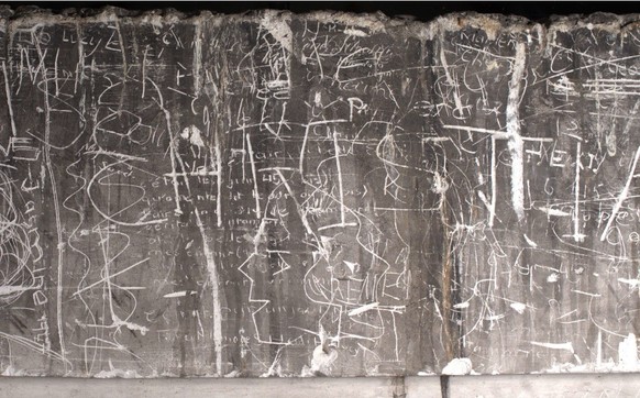 Les graffitis sont pour la plupart enchevêtrés. Photo Alain Besse (© Office du patrimoine et des sites)