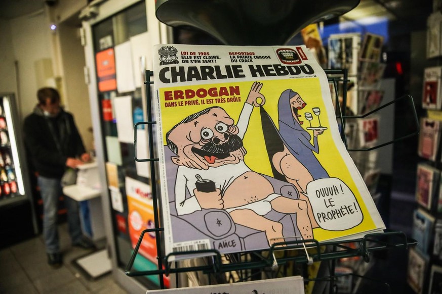 Une édition de Charlie Hebdo dans un kiosque à Paris en 2020