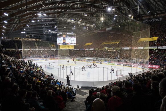 Zuschauer verfolgen das erste Eishockey Playoff-Finalspiel der National League A zwischen dem SC Bern und dem EV Zug, am Donnerstag, 6. April 2017, in der PostFinance Arena in Bern. (KEYSTONE/Peter Kl ...