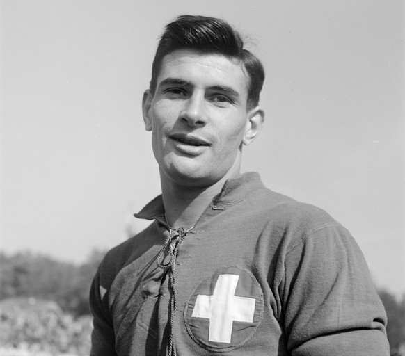 Der Schweizer Fussball-Nationalspieler und Stuermer Jacky Fatton (1925-2011), aufgenommen um 1950. (KEYSTONE/PHOTOPRESS-ARCHIV/Str)