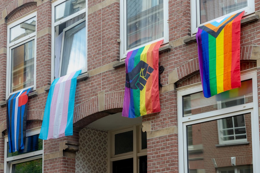 Célébration de 20 ans de mariages homosexuels, Différents types de drapeau de la fierté accroché à la fenêtre de l&#039;immeuble, Le symbole de la LGBTQ (lesbienne, gay, bisexuelle, transgenre, queer) ...