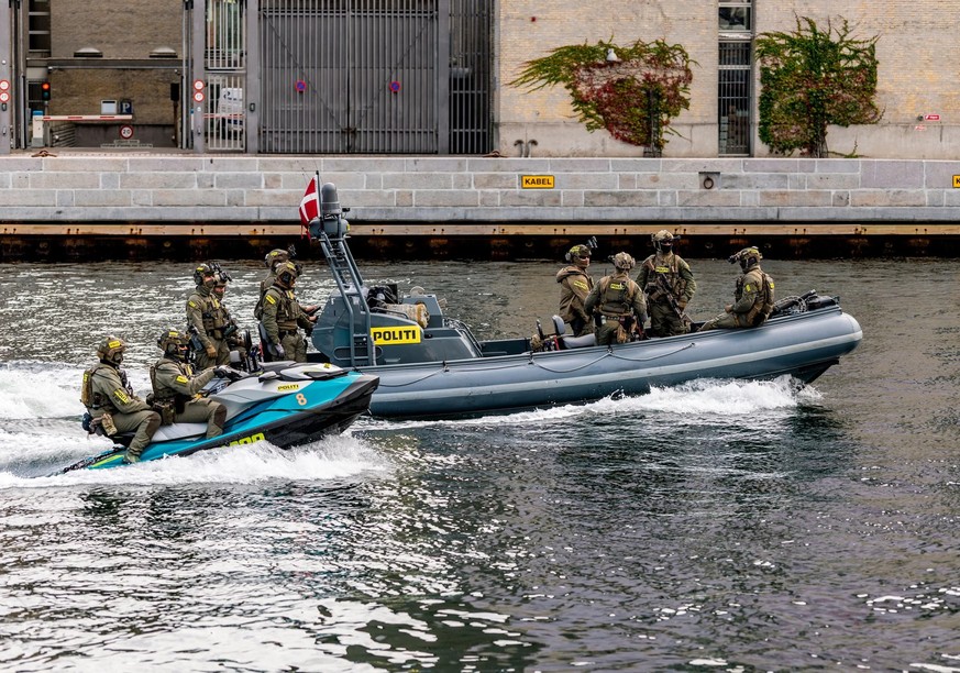 Sur terre, dans les airs et sur l&#039;eau: des forces spéciales patrouillent les canaux autour du siège du gouvernement, le château de Christiansborg.