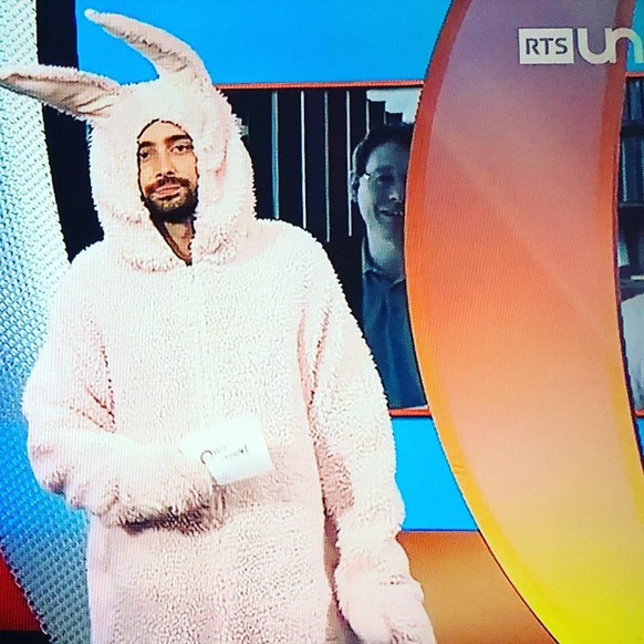 Jonas Schneiter en lapin sur la RTS.