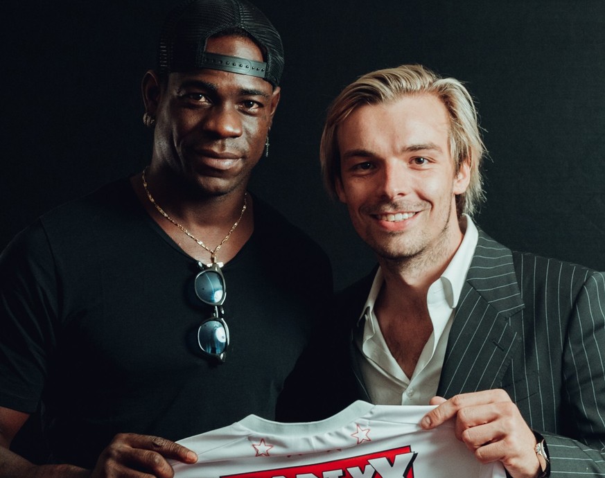 Mario Balotelli et Barth Constantin officialisent le transfert de l'attaquant italien au FC Sion.