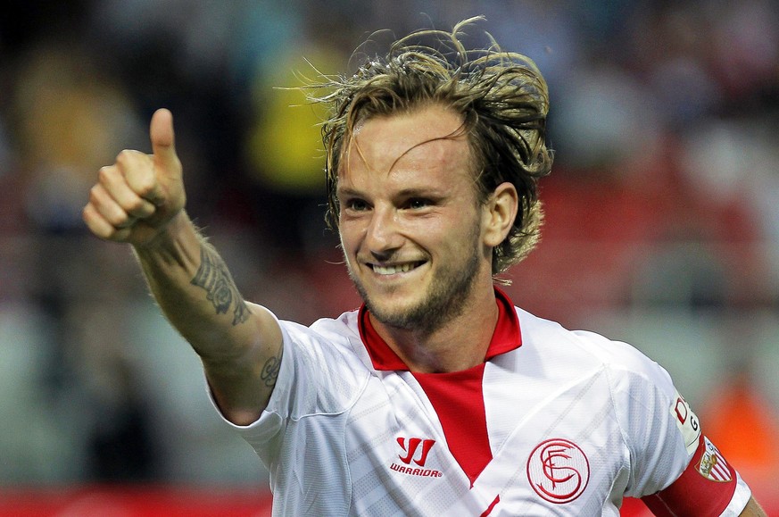 epa03883751 Sevilla&#039;s Croatian midfielder Ivan Rakitic celebrates after scoring the opening goal during the Spanish Primera Division soccer match between Sevilla FC and Rayo Vallecano at Ramon Sa ...
