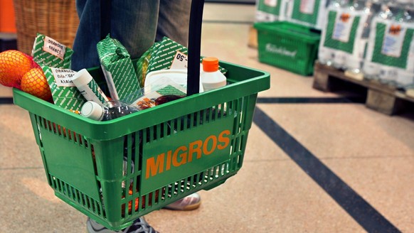 Warenkorb mit Migros-Produkten, M-Budget Produkten und Markenartikeln, aufgenommen am 20. Januar 2005 im Migros Limmatplatz in Zuerich. Migros zaehlt zu den groessten Anbietern in der Schweiz. Das Ver ...